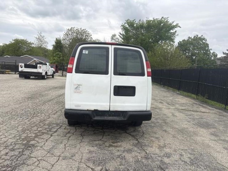 2010-chevrolet-express-g2500-image-4