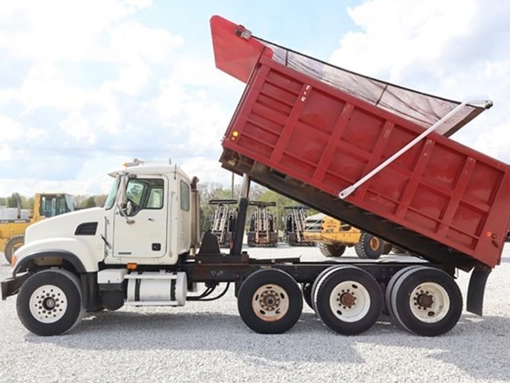 #516-•-2007-mack-cv713-tri-axle-dump-truck-image-2