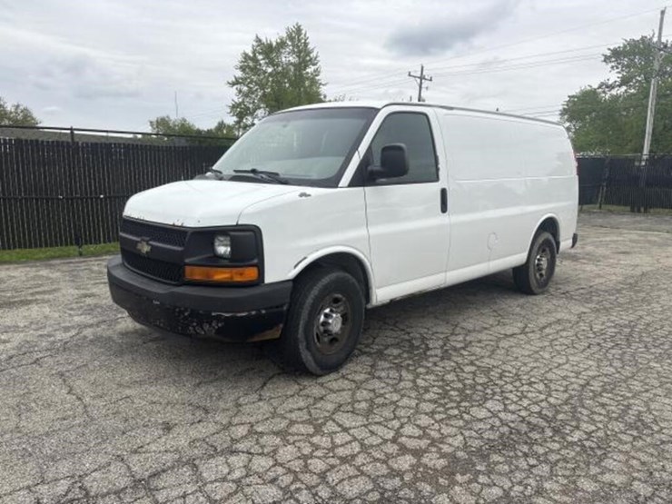 2010-chevrolet-express-g2500-image-1