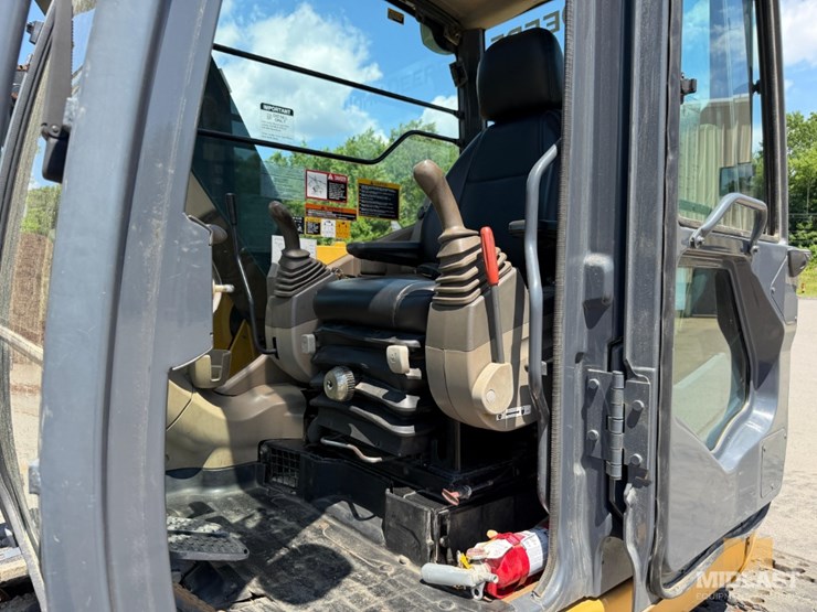 2011-deere-75d-image-15