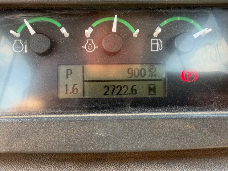 2021-deere-650k-lgp-image-10