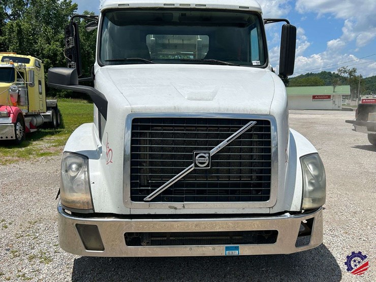 2011-volvo-vnl64t-day-cab-t/a-truck-tractor-image-8