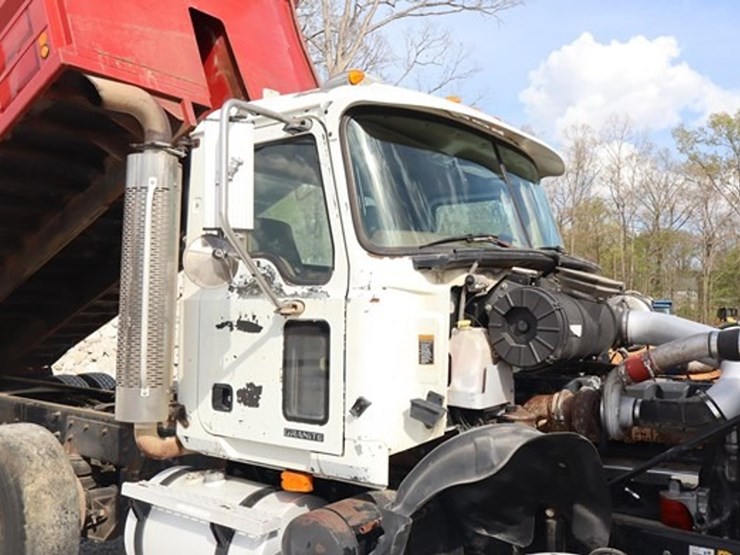 #516-•-2007-mack-cv713-tri-axle-dump-truck-image-29