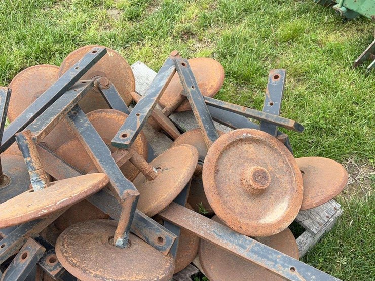 pallet-of-steel-closing-wheels-off-jd-750-drill-image-3
