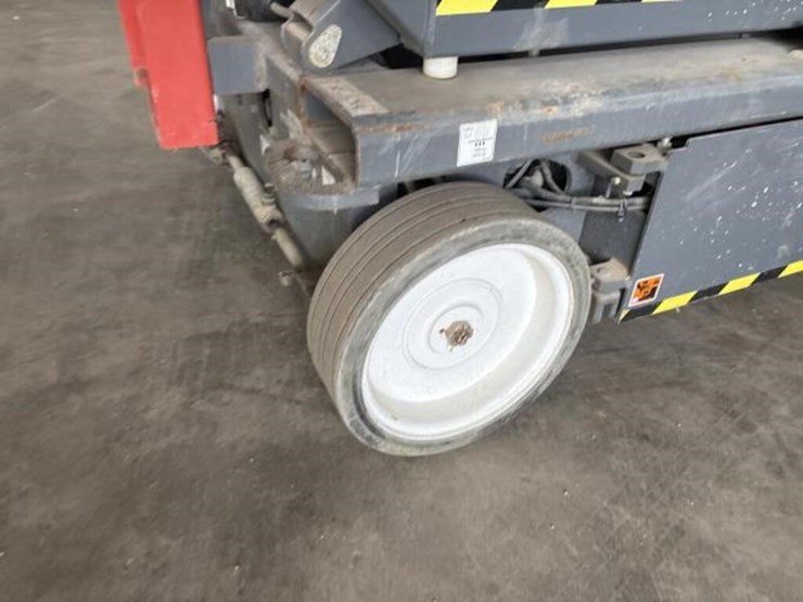 2020-skyjack-scissor-lift-image-9