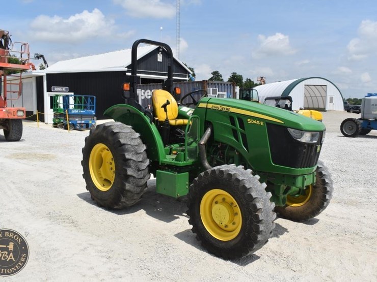 2021-john-deere-5045e-image-19