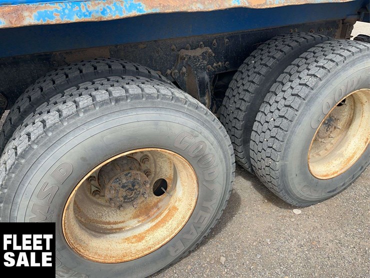 2008-freightliner-m2-106-image-10