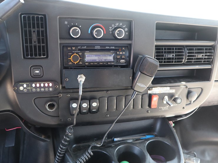 #309-•-15-passenger-church-van-image-12