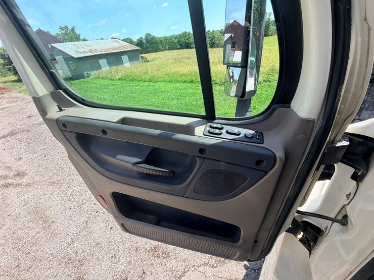 2012-freightliner-cascadia-125-image-89