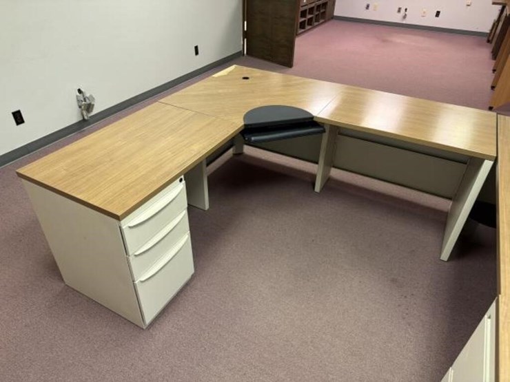 metal-executive-u--shape-desk,-overhead-hutch-a-image-4