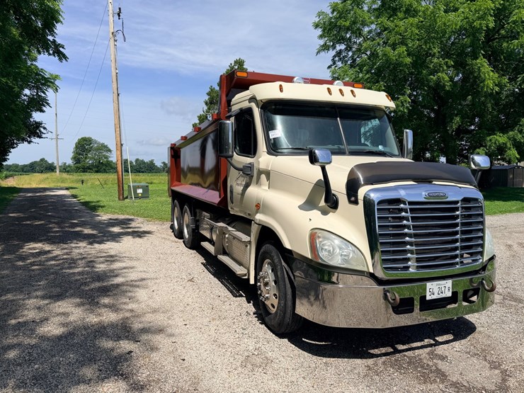 2012-freightliner-cascadia-125-image-15