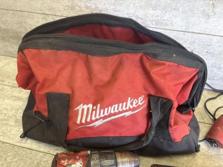 milwaukee-power-tools-and-charger-image-7