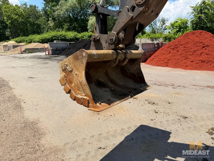 2011-deere-75d-image-29