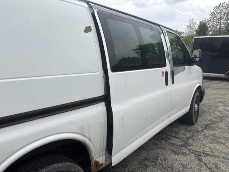 2010-chevrolet-express-g2500-image-16