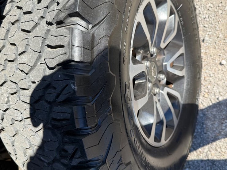 2013-ford-f150-raptor-image-9
