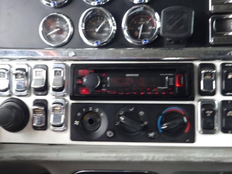2008-peterbilt-389-image-31