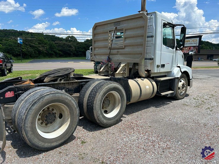2011-volvo-vnl64t-day-cab-t/a-truck-tractor-image-5