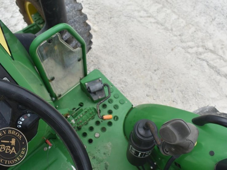 2021-john-deere-5045e-image-29
