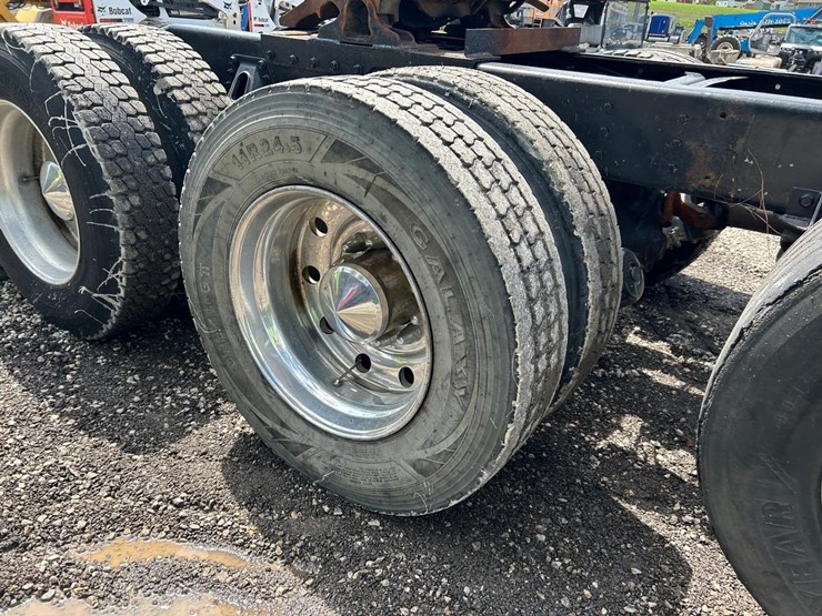 1984-peterbilt-359-image-15