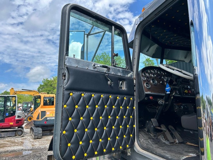 1984-peterbilt-359-image-21