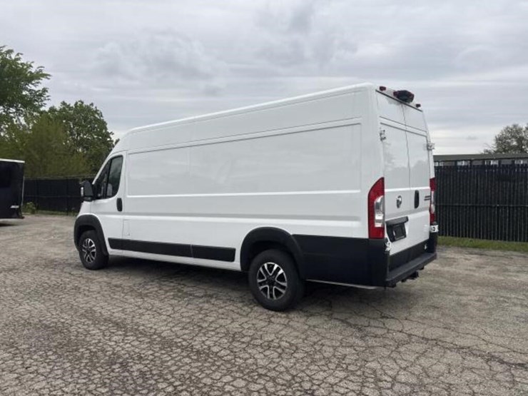2023-dodge-3500-image-3