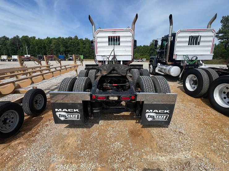 2020-mack-pinnacle-64t-image-3