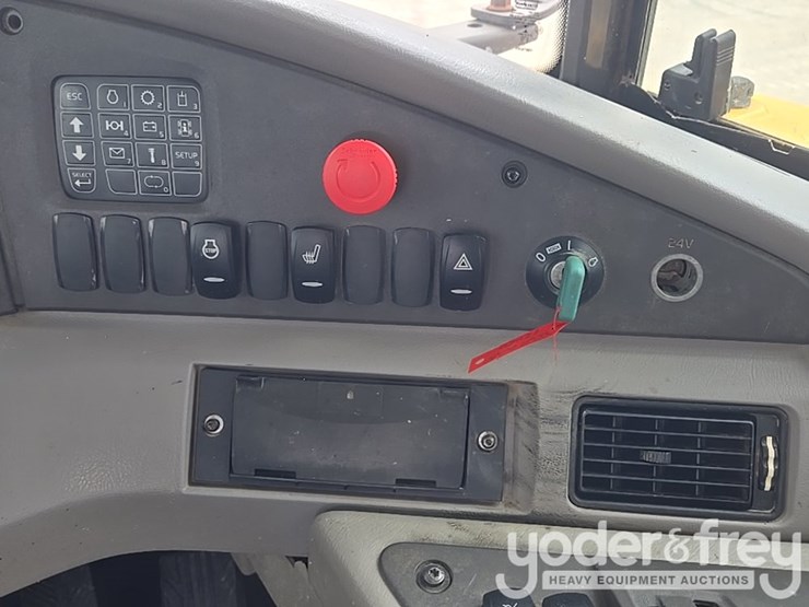 2021-volvo-a25g-image-60