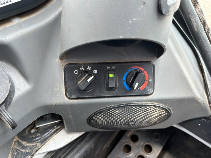 2023-bobcat-t770-image-28