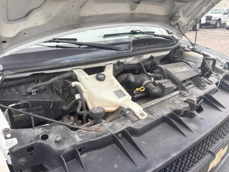 2010-chevrolet-express-g2500-image-25