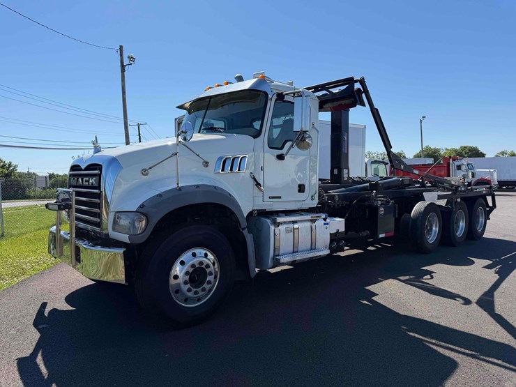 2020-mack-granite-104fr-image-1
