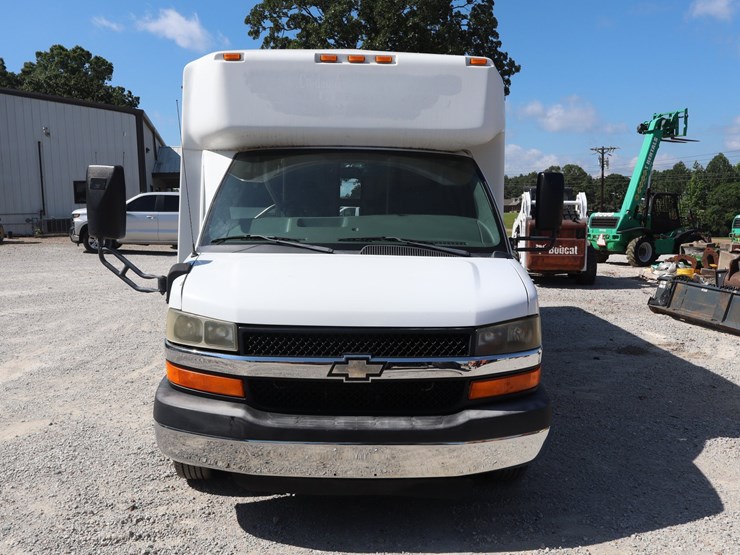 #309-•-15-passenger-church-van-image-3