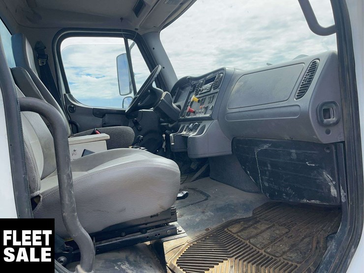 2008-freightliner-m2-106-image-19