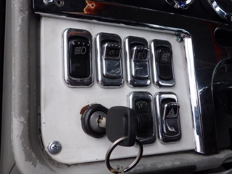 2008-peterbilt-389-image-24