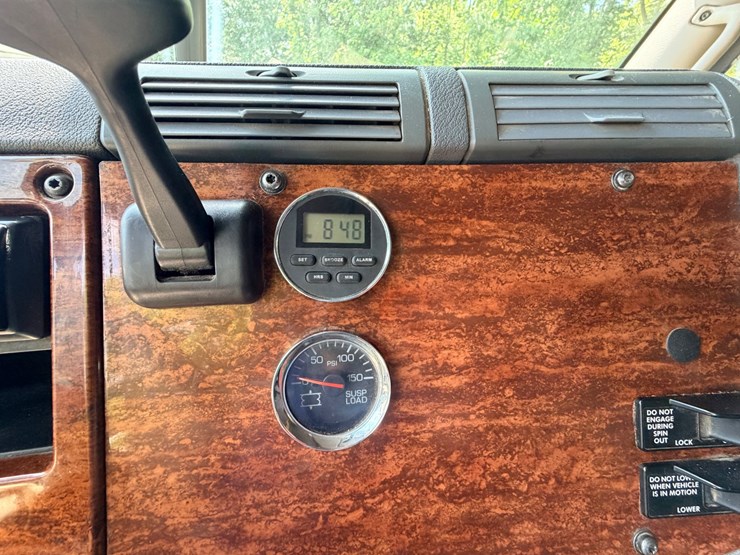 2012-freightliner-cascadia-125-image-67