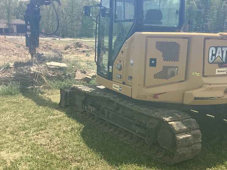 2020-caterpillar-24-image-3
