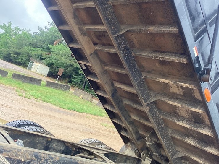 #519-•-2005-volvo-tri-axle-dump-truck---crump,-tn-image-6
