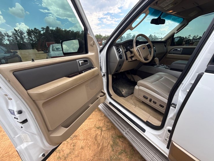 2011-ford-expedition-image-8