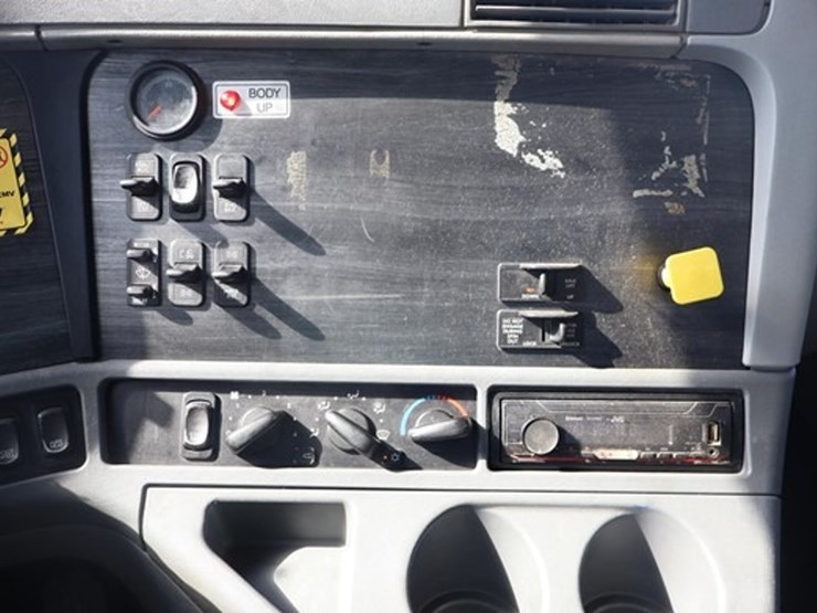 2013-freightliner-columbia-120-image-35