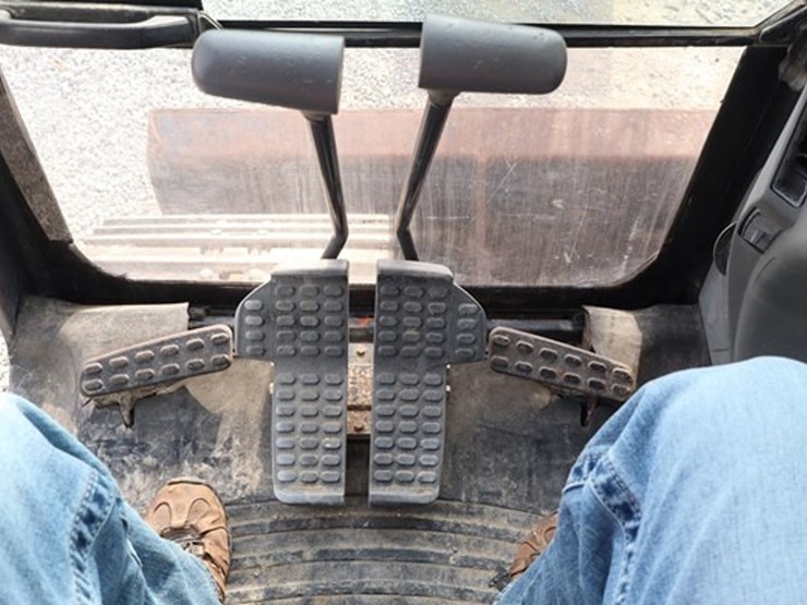 2016-deere-135g-image-39