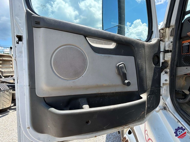 2011-volvo-vnl64t-day-cab-t/a-truck-tractor-image-66