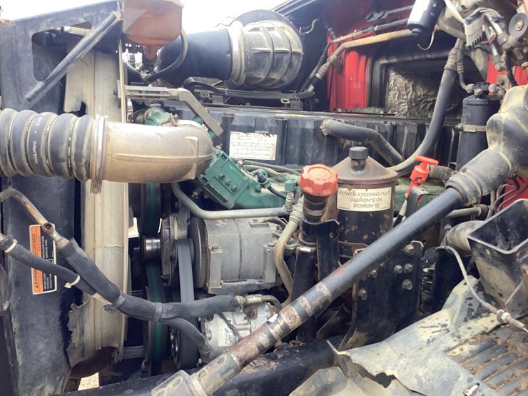 #519-•-2005-volvo-tri-axle-dump-truck---crump,-tn-image-14