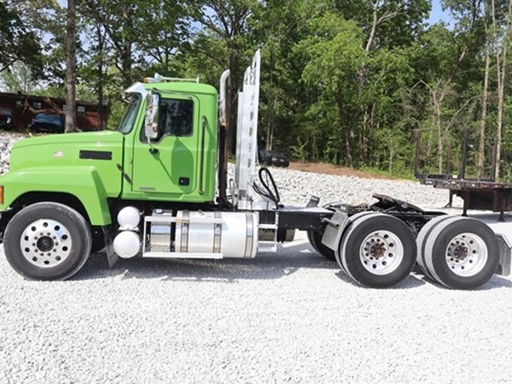 #538-•-2019-mack-pi64t-day-cab-truck-image-2