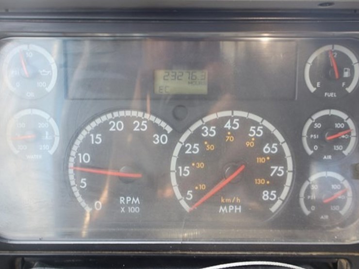2013-freightliner-columbia-120-image-34