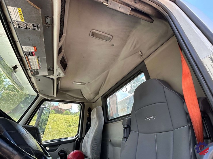 2011-volvo-vnl64t-day-cab-t/a-truck-tractor-image-69