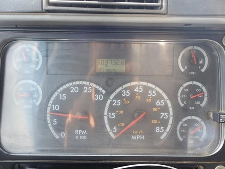 2013-freightliner-columbia-120-image-33