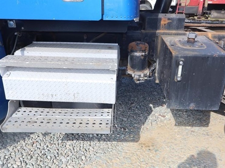 2013-freightliner-columbia-120-image-21