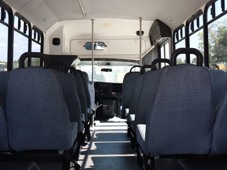 #309-•-15-passenger-church-van-image-23