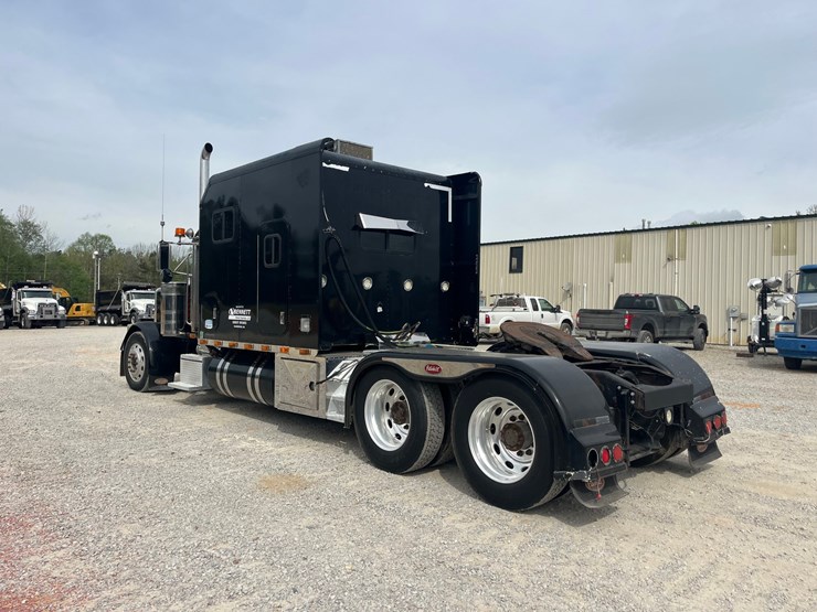 2002-peterbilt-379-image-9