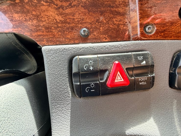 2012-freightliner-cascadia-125-image-74