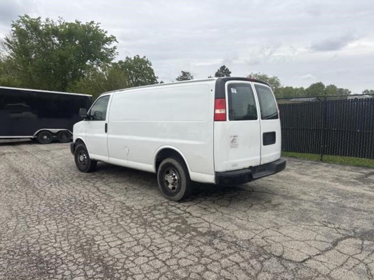 2010-chevrolet-express-g2500-image-3